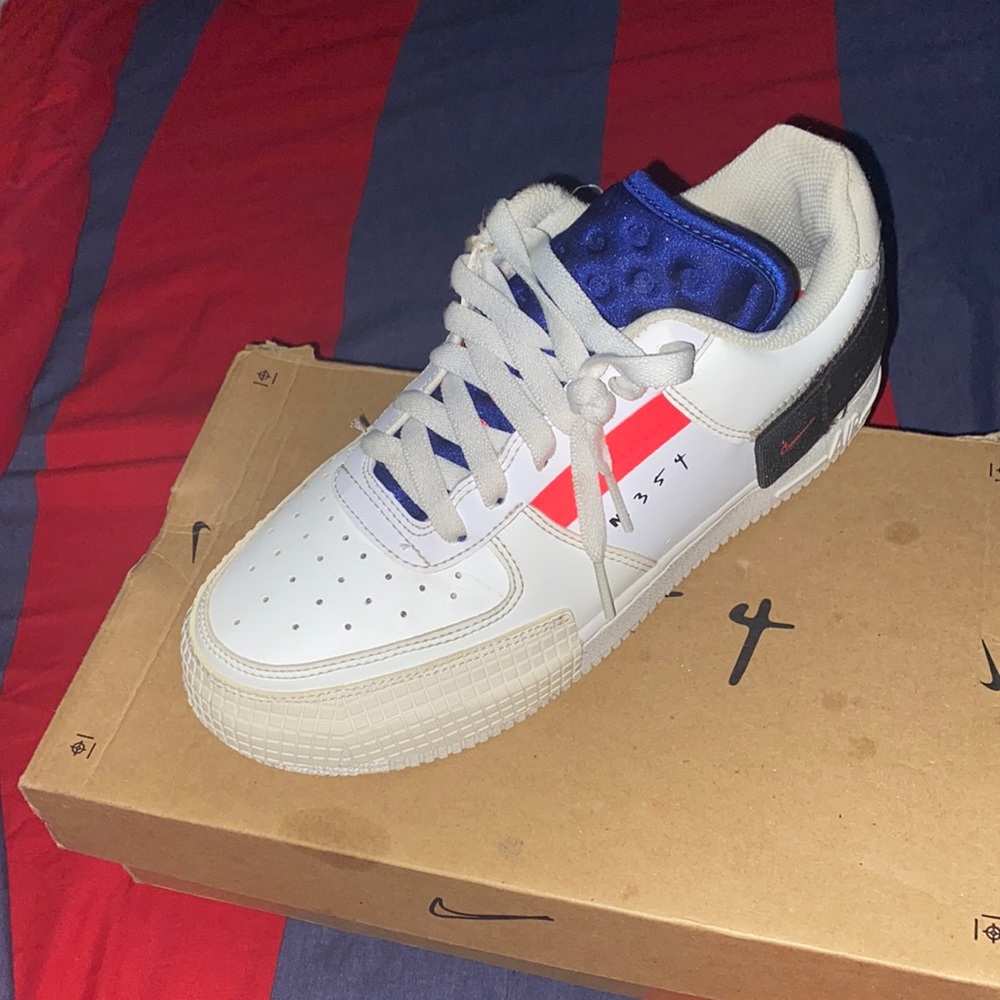 N.3.S.T NIKE SHOES (SHIPPING IS INCLUDED )!!